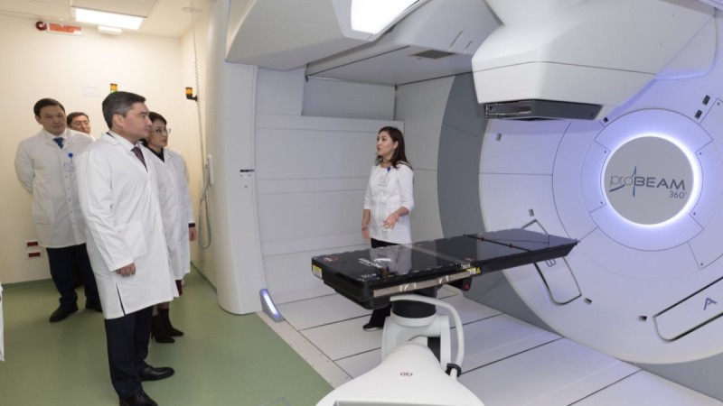 Олжас Бектенов мемлекеттің қолдауымен жарақтандырылған Ұлттық ғылыми онкология орталығының жаңа корпусының жағдайын тексерді