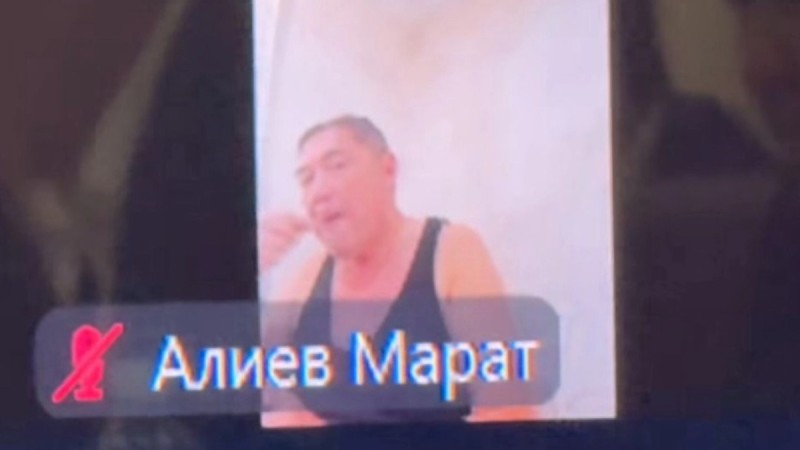 Мәжілістің онлайн отырысына майкамен қатысқан қатысушы қызу талқыға түсті