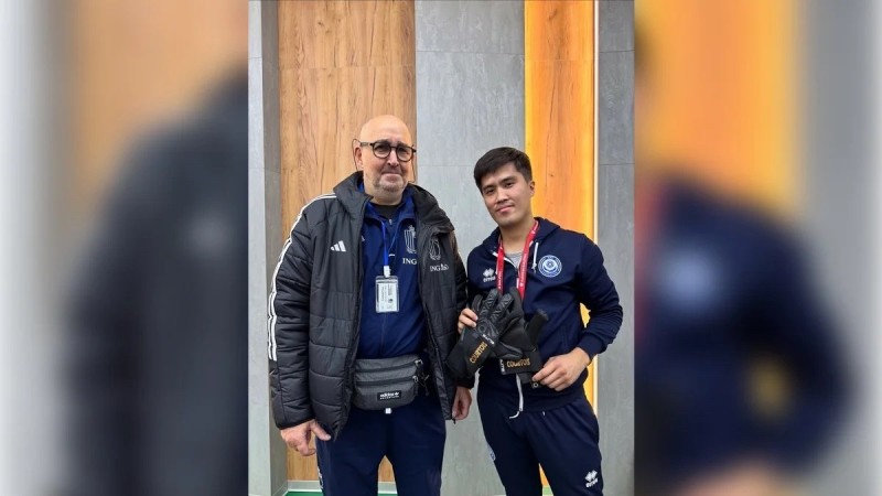 «Уәдесінде тұрды»: Тибо Куртуа өзі келмесе де, Астанадағы жанкүйеріне қолғабын беріп жіберген