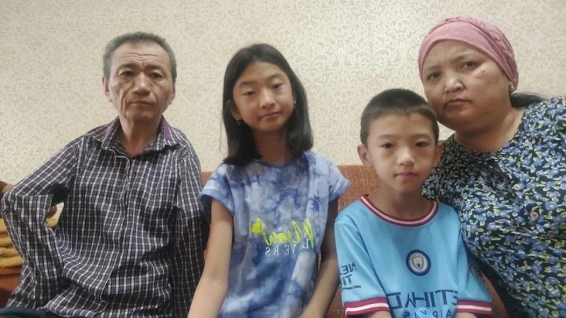 "Қолым жоқ болса да, балаларымды жетектедім": екі тағдырды тоғыстырған қайсар әке туралы хикая