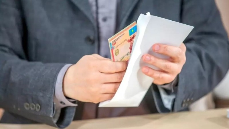 "Конверттегі жалақы": Міндетті төлемдерді бақылау еңбек нарығын реттей ме?