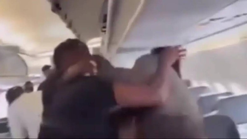 Бүкіл әлемге танымал әзілкеш пен блогер ұшақ ішінде төбелесіп, шу шығарған (ВИДЕО)
