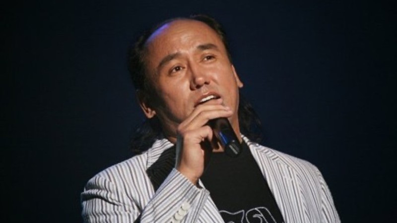 “Жеңілтек өмір болды”: Танымал әнші әйелі мен баласы қабылдамағанын айтты