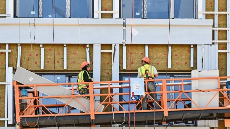 Астанада үш құрылысшы биіктен құлап кетті: Полиция тергеу бастады