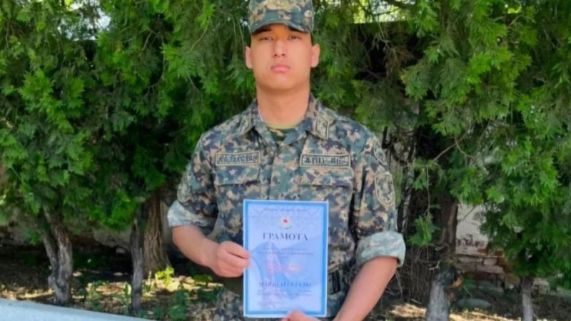 "Түрмеге ережесіз жекпе-жекке апарған": Әскерде көз жұмған сарбаз Алмас Шахимовтың анасы ұлын қалай өлтіргенін айтты