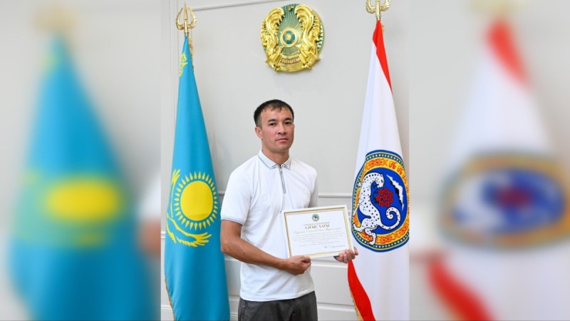 Алматыда көпқабатты үйді өрттен аман алып қалған батыр марапатталды