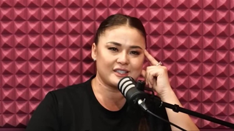 "Мені сыйламай-ақ қойсын": Мөлдір Мұқан Қайрат Әділгерейдің әйеліне шүйлікті (ВИДЕО)