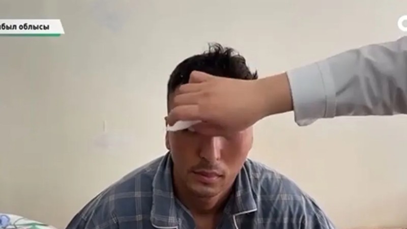 “Шоу жасады”: Басын бөтелкемен ұрып, көзінен айырылған сарбаздың анасы бар былықты әшкереледі