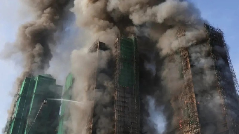 «Жүз адам із-түзсіз жоғалды, 44 адам қаза тапты»: Гонконгтағы биік үйдің алапат өртіне күдікті ретінде 3 адам ұсталды