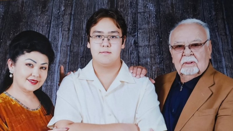 "Әкесінің көшірмесі ғой": Желіде Асанәлі Әшімовтің кіші ұлының суреті тарады (ФОТО)