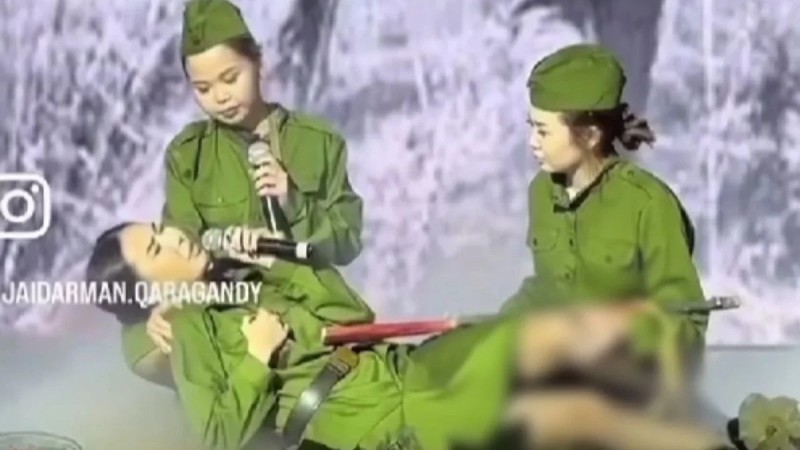 “Мәншүк пен Әлияның рухына құрметсіздік”: Жайдарманның шектен шыққан әзілі жаға ұстатты (ВИДЕО)