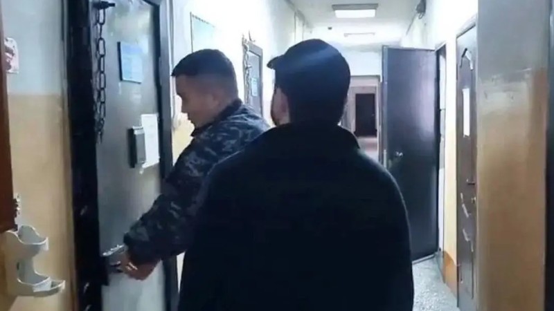 Семейде стендап-блогер жұрттың алдында боқтаймын деп түрмеден бір-ақ шықты