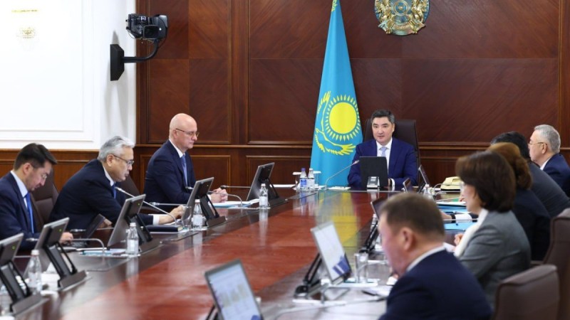 "Нарықтың адал қатысушыларын ғана қолдаймыз": Бектенов отандық фармацевтикалық өндірушілерге үндеу жасады