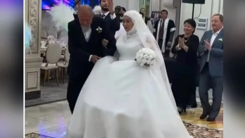 Жұбайына ақ көйлек кигізген 75 жастағы ақсақал желіні шулатты