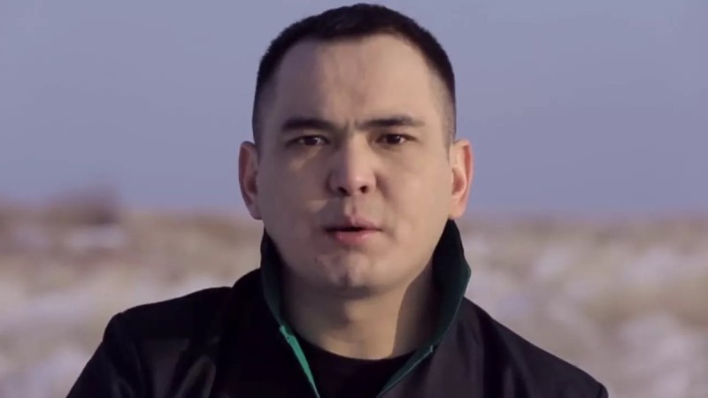 “Мені асырап алған”: Жан Ахмадиев қыз-келіншектерден кешірім сұрады