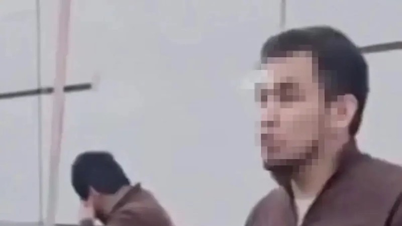 Бір топ жігіт көшеде бейтаныс қызды күштеп ұрлап әкетпек болған