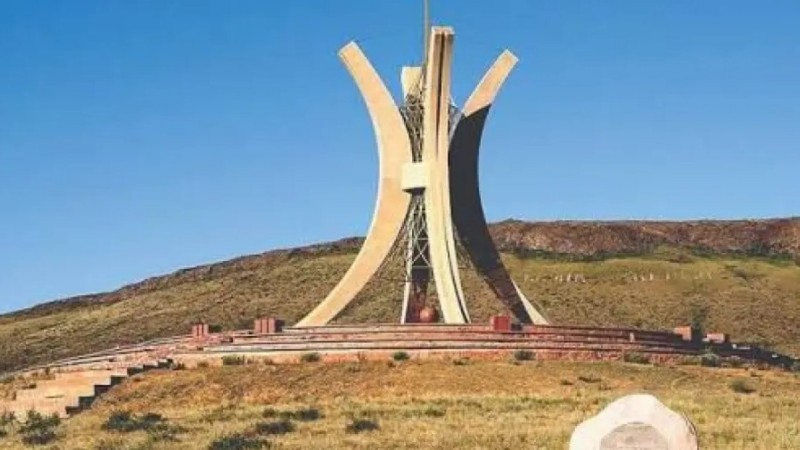 Ұлытау облысында далада дәрет сындырып отырған ер адамның фотосы өңірді танымал еткен