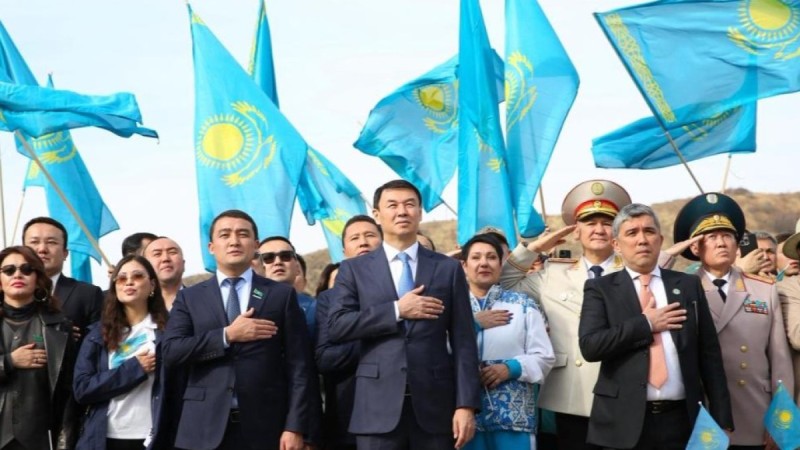 Республика күні: Алматыда Мемлекеттік туды көтеру рәсімі өтті