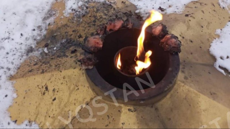 «Бұл не масқара?!»: Риддерде Мәңгілік алау ескерткішіне тауық қуырған