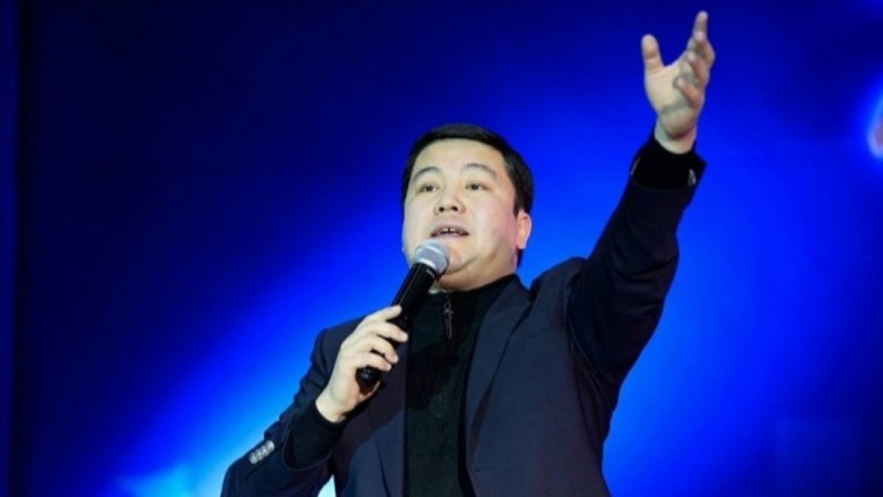 Әзілкеш Тұрсынбек Қабатовтың концертінде ел күтпеген тосын жағдай орын алды (ВИДЕО)