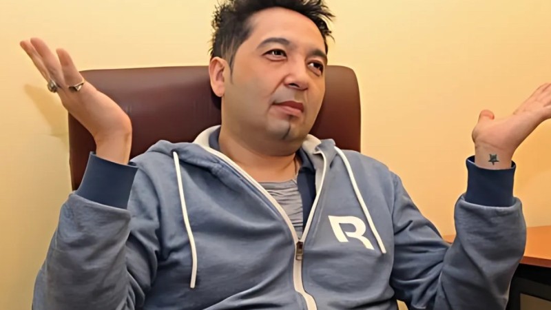 «Маскалар шешілді, сахна тазарады»: танымал әнші фонограммамен ән айтатындарға шүйлікті