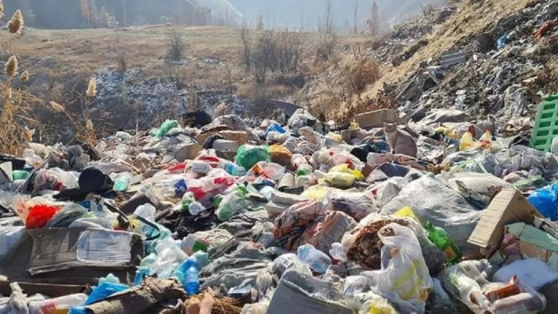 Семей маңында сегіз млн теңгеге салынған қоқыс полигоны бір жылдан соң қирап қалған