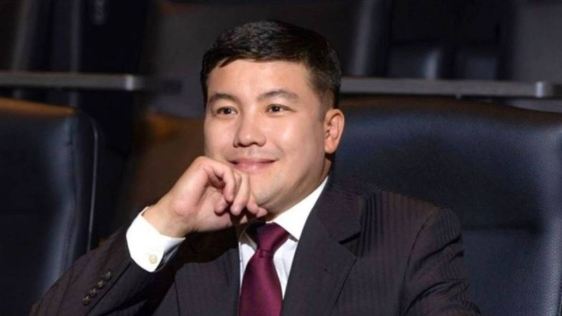 "Батасын беріп, ақылын айтты": Тұрсынбек Қабатов танымал топқа өз әнін сыйға тартты (ВИДЕО)