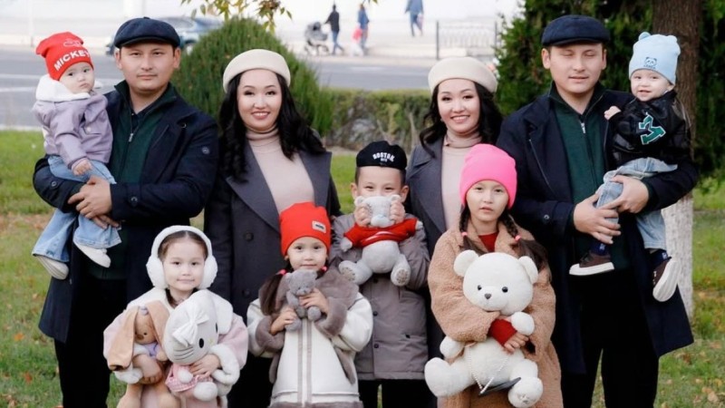 "10 жыл бірге": Егіздерден құралған отбасы көпшілікті тәнті етті (ФОТО)