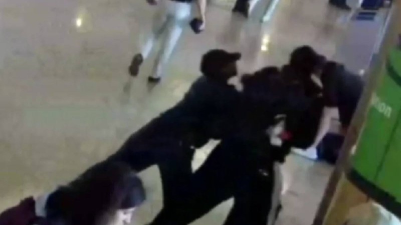 Олимпиада медалін жеңген қыз әуежайда өз жігітін ұрып, 20 тәулікке қамалды (ВИДЕО)