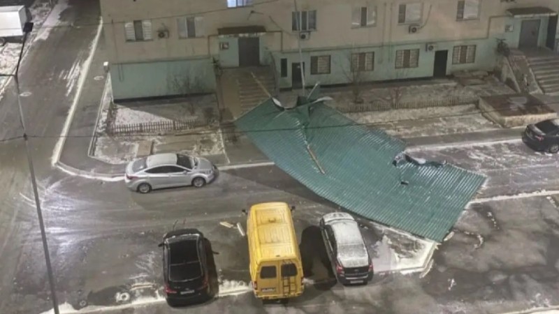 Атырауда дауылдан емхананың төбесі ұшып, көліктер зақымданды