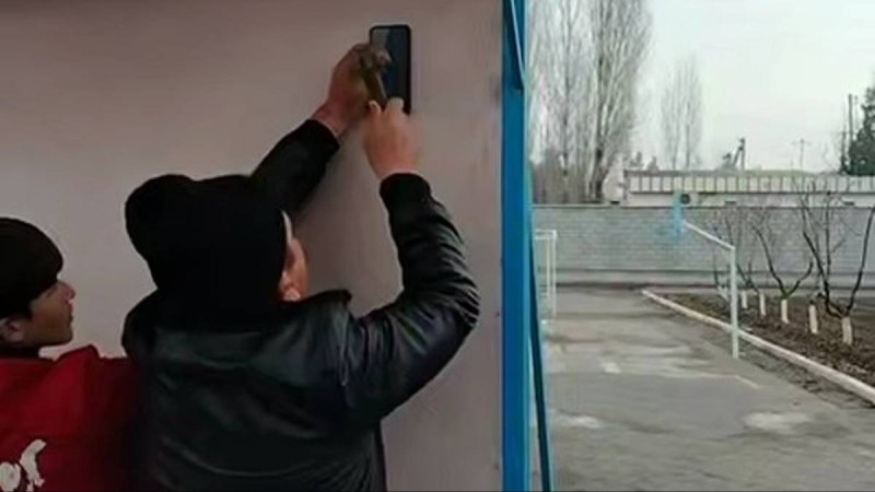 Мектеп директоры сабақ үстінде оқушының телефонын тартып алып, балғамен шағып тастаған (ВИДЕО)