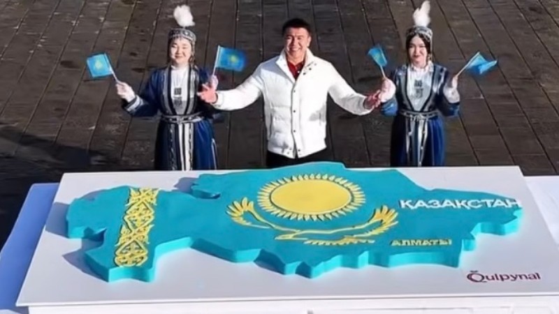 Алматыда кондитерлер Тәуелсіздік күніне 100 келілік торт пісірді (ВИДЕО)