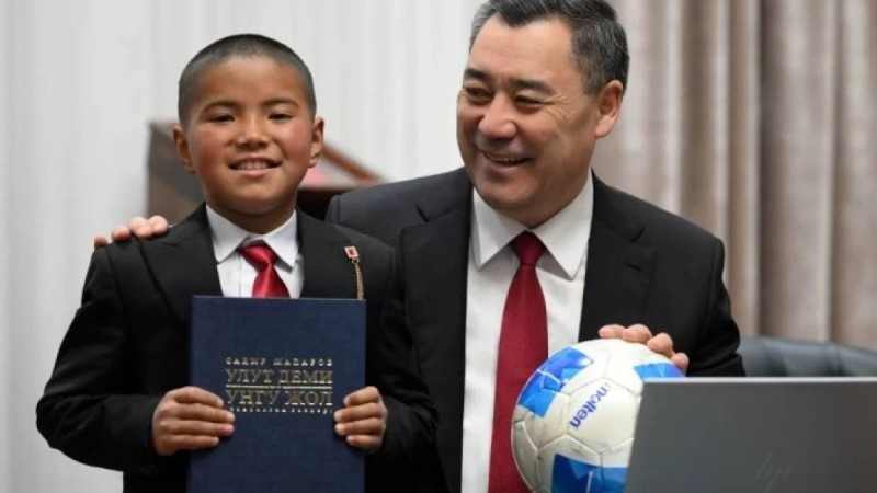 Қырғыз Президенті қалың қарды омбылап сабаққа барған оқушыға өз телефонын сыйлады