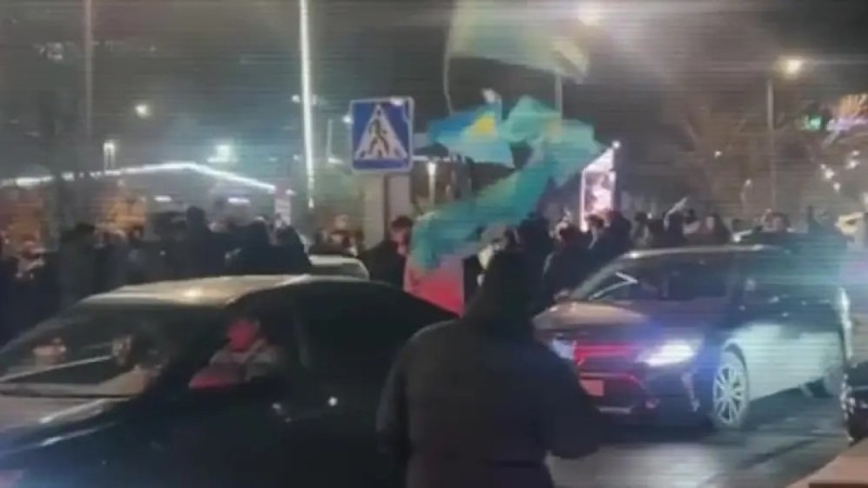 Көлікті көк тумен безендіру: 4 полиция қызметкері жұмыстарынан айрылып қалды