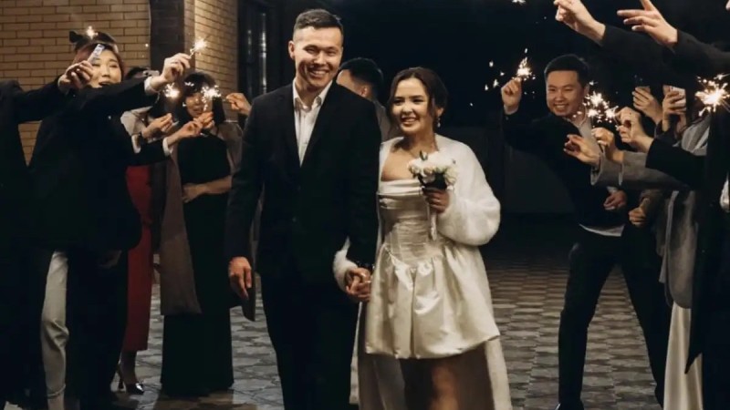 “11 адам қатысты”: Тойды 750 мың теңгеге жасаған жас жұбайлар желі жұлдызына айналды