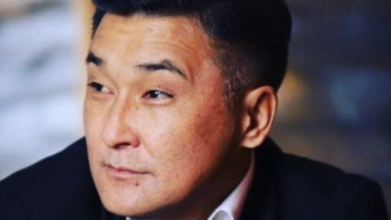 “Мен де құлақ тесіп, шаш бояттым” - Алмат Сақатов