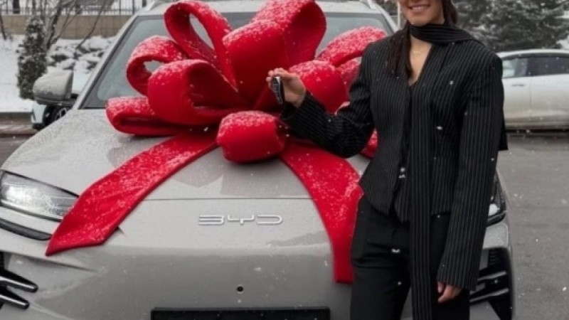 Алуа Балқыбековаға жаңа автокөлік сыйланды