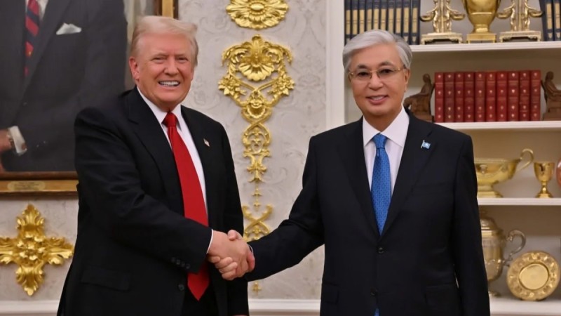 АҚШ президенті Трамп Тоқаевқа Ақ үйдің кілтін сыйлады