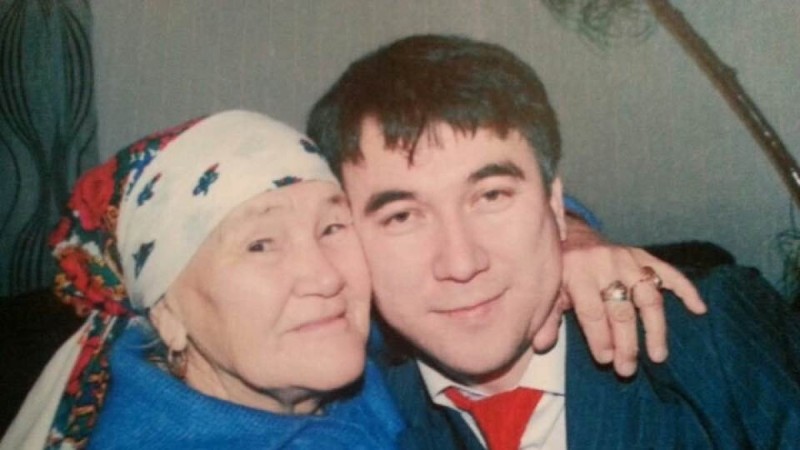 "Сіз барда дүние де түгел, көңіліміз тоқ еді..." – Есен Елеукен жүректерді тебіренткен жазбасын жариялады (ФОТО)