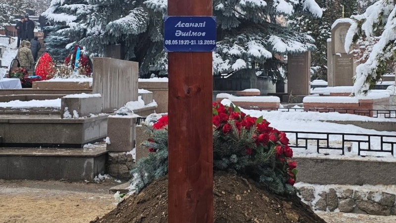 "Жатқан жеріңіз жайлы болсын": Димаштың ата-анасы Асанәлі Әшімов рухына тағзым етті (ФОТО)