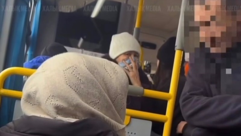 “Анасы жоқ па?”: Қарт кісіні автобустан түсіріп жібермек болған жүргізуші елдің ашуына тиді (ВИДЕО)