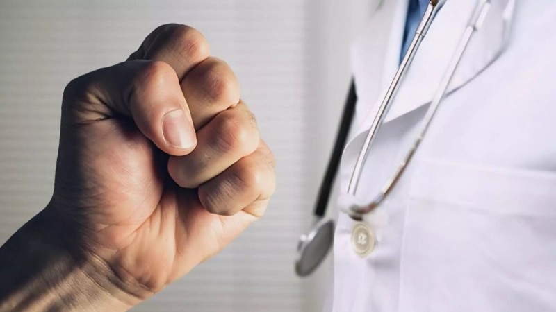 Дәрігерлерге шабуыл жасағандар 12 жылға дейін сотталады: Қазақстанда жаңа заң қабылданды