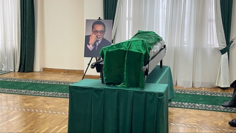 "Бекежанмен" қоштасуға топырлап барған жұрт "Қожамен" қоштасуға сондай легімен келмеді (ФОТО)