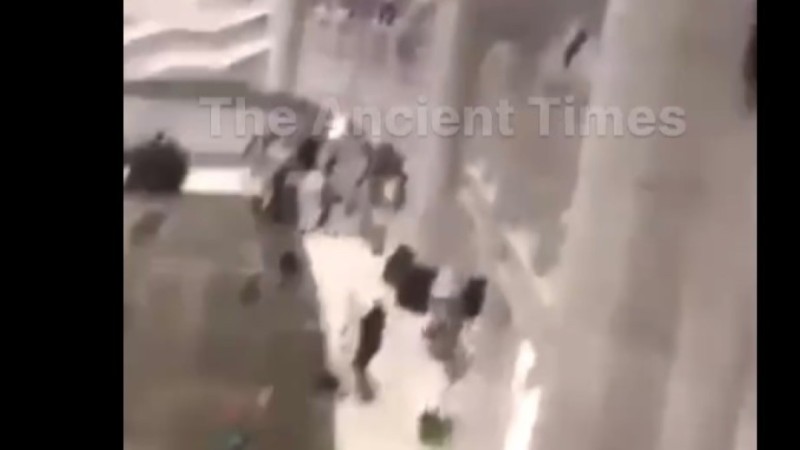 Ер адам Меккедегі мешіттің жоғары қабатынан құлап, өзіне қол жұмсады (ВИДЕО)