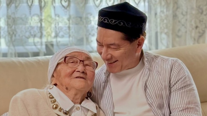 "Анаңдай қамқор бар ма екен?" – Сәкен Майғазиев анасы туралы жан тебірентерлік жазба жариялады (ФОТО)