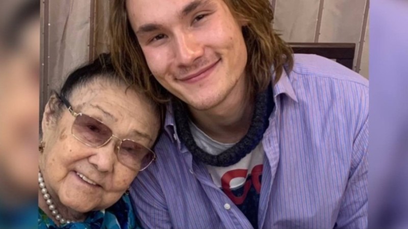 "Тектінің тұяғы, асылдың сынығы": Батырхан Шүкеновтің ұлы Бибігүл Төлегенованың ақ батасын алды (ВИДЕО)