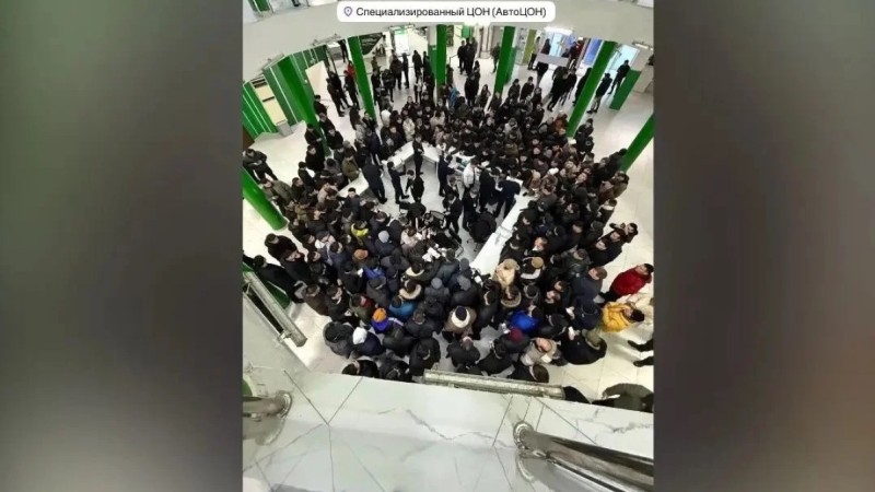 Атырау мен Ақтауда «әдемі нөмірге» сұраныс артты: тұрғындар таңғы бестен кезекте тұр