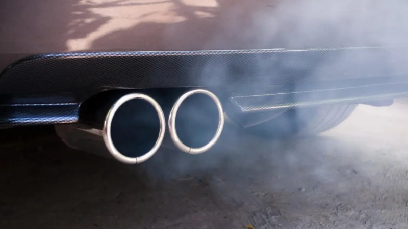 Қыста көлікті қыздыру уақыты әр өңірде жеке белгіленеді: Тоқаев заңға қол қойды