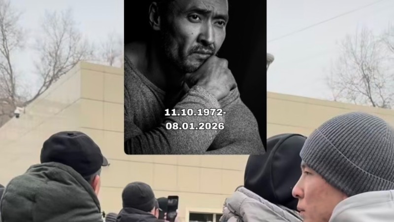 Марқұм Мұрат Бисенбиннің жаназасында телефонмен видео түсірген актерлер сынға қалды (ВИДЕО)