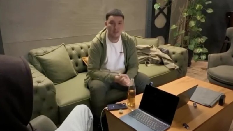 Ел арасында "атыраулық хакер" деп танылған блогер сұхбат берді (ВИДЕО)